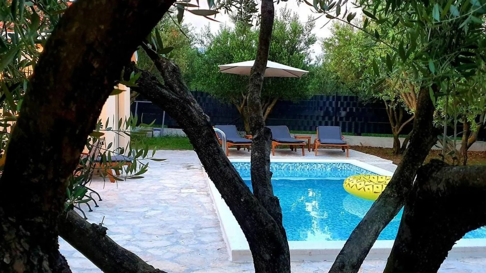 Hidden Gem Holiday Home With Pool In Kastel Stafilic Kastela