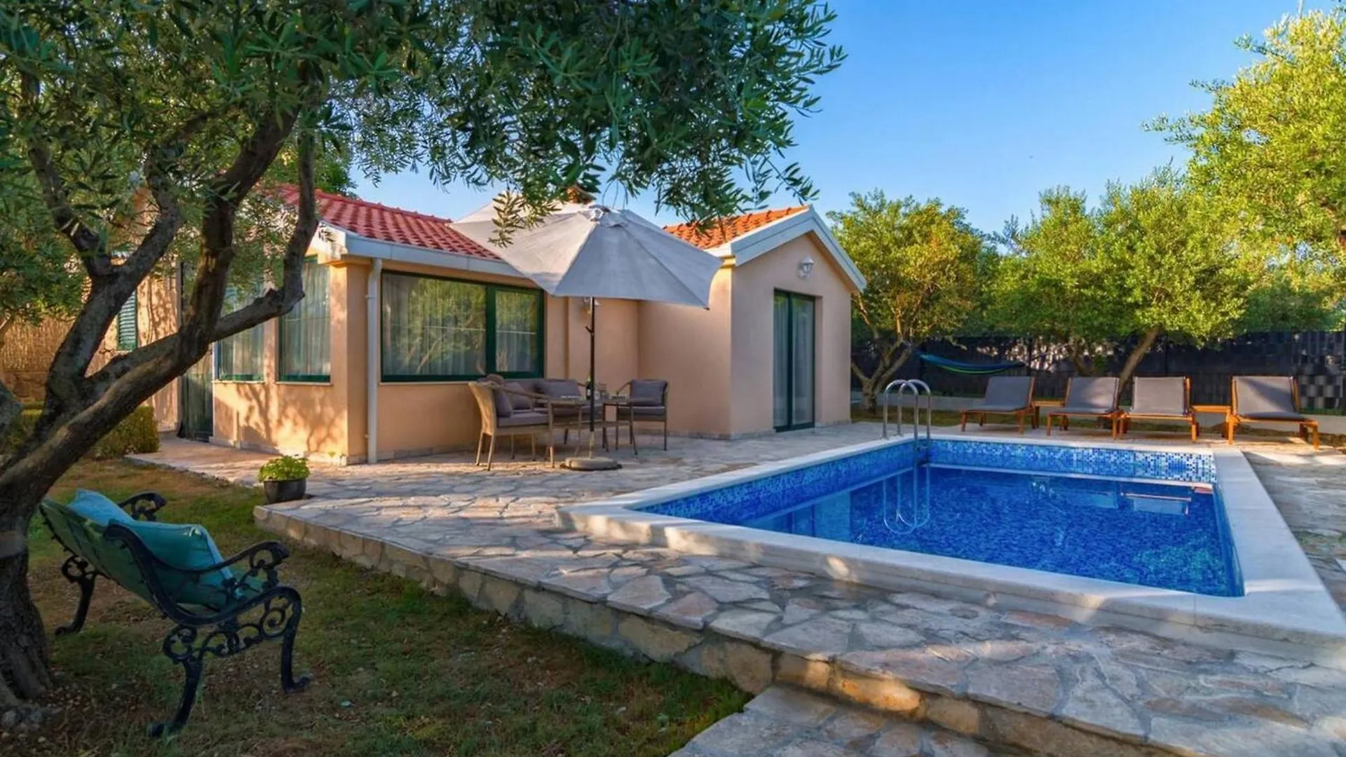 Hidden Gem Holiday Home With Pool In Kastel Stafilic Kastela