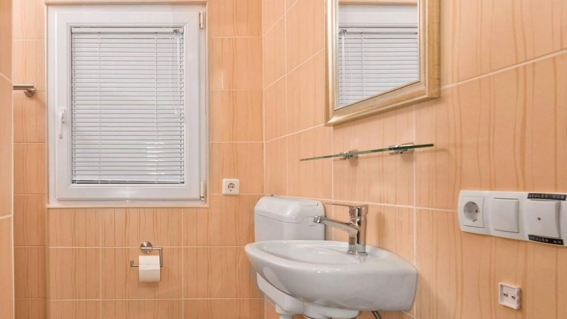 Hidden Gem Holiday Home With Pool In Kastel Stafilic Kastela