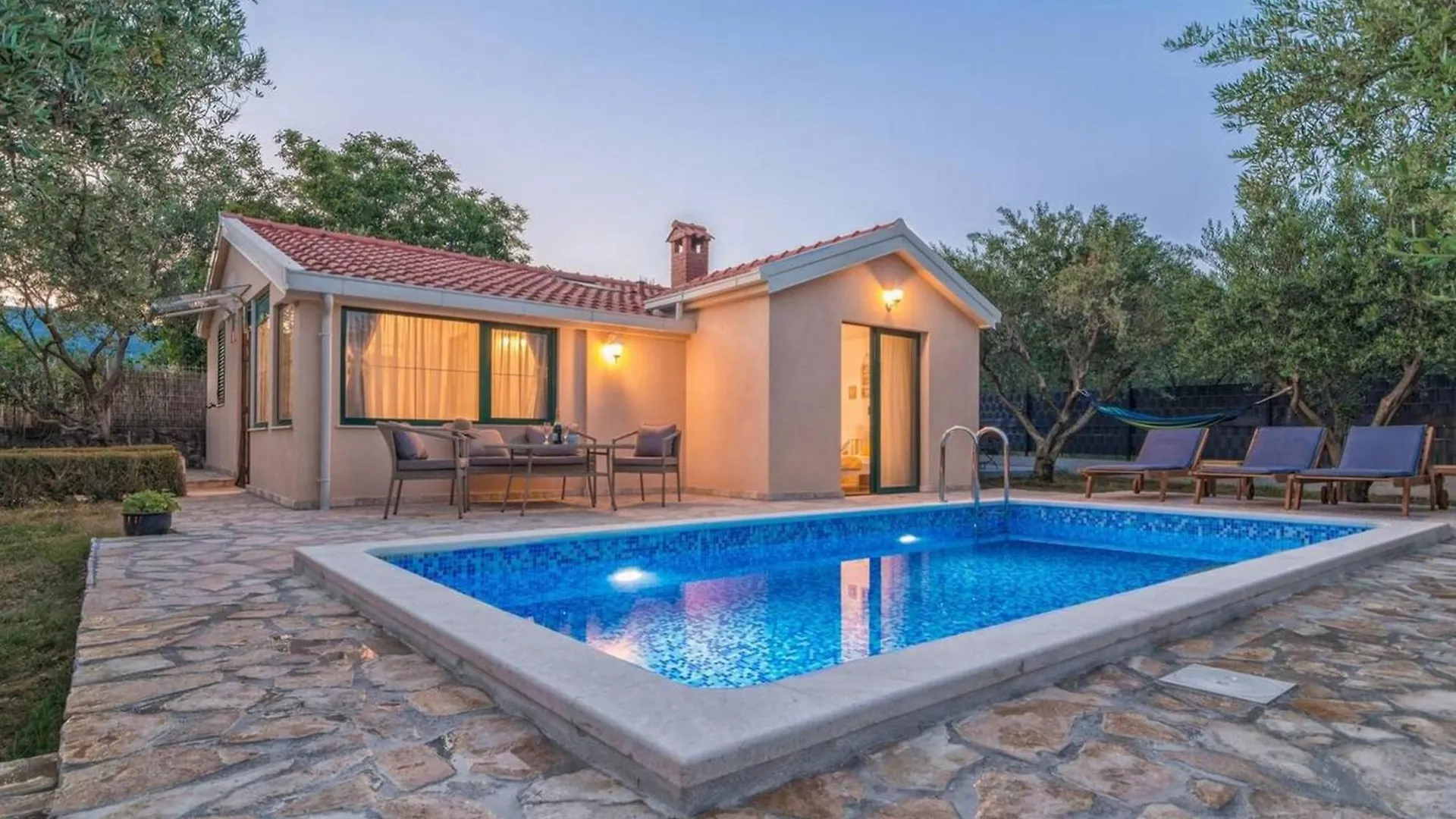 Hidden Gem Holiday Home With Pool In Kastel Stafilic Kastela