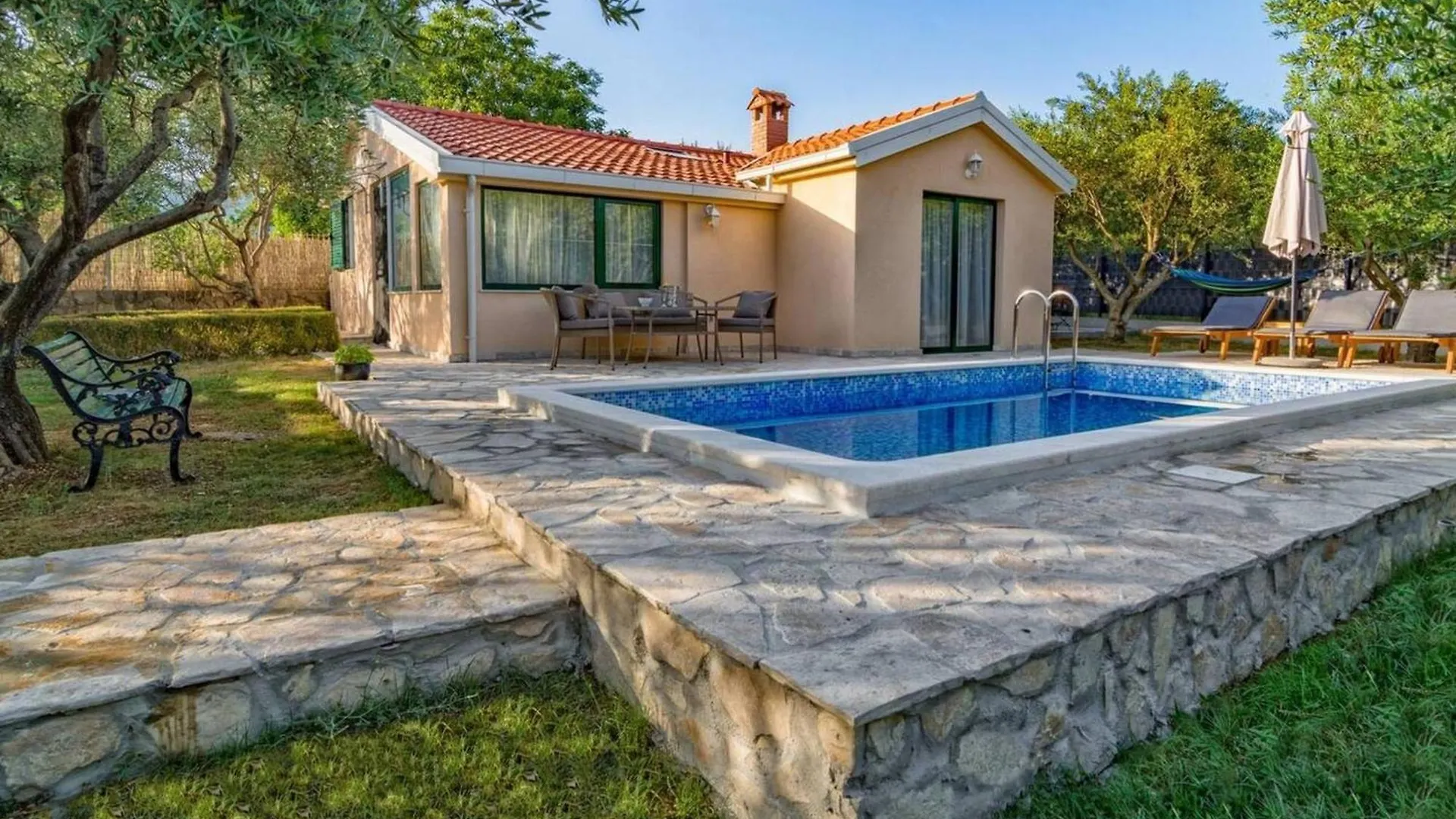 Hidden Gem Holiday Home With Pool In Kastel Stafilic Kastela