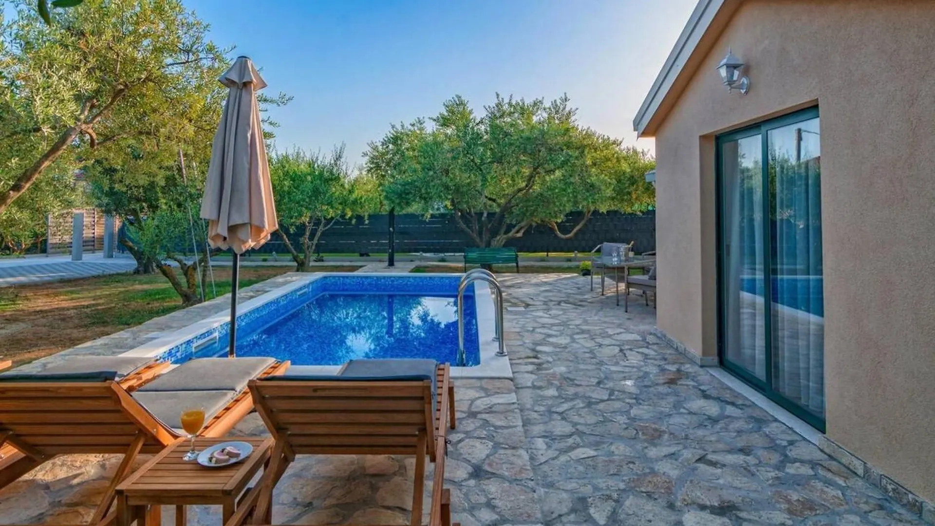 Hidden Gem Holiday Home With Pool In Kastel Stafilic Kastela